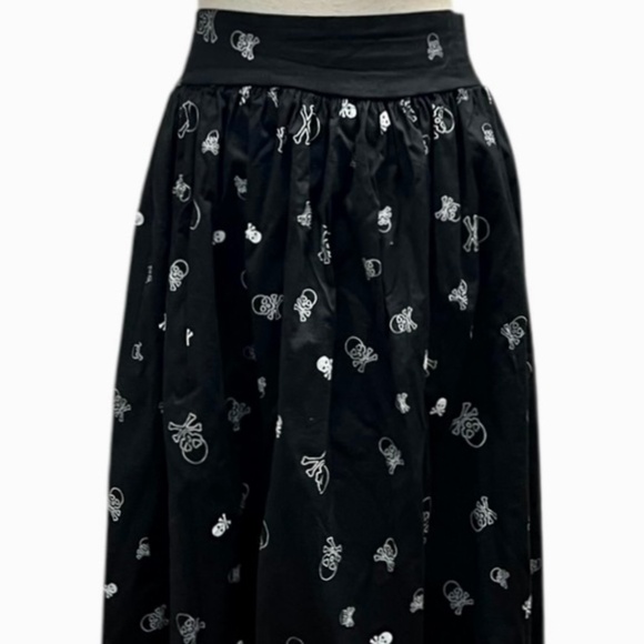 SARA USA Black Skull Skirt Midi with white skulls Elastic Waist Size Large NWOT - Picture 4 of 10
